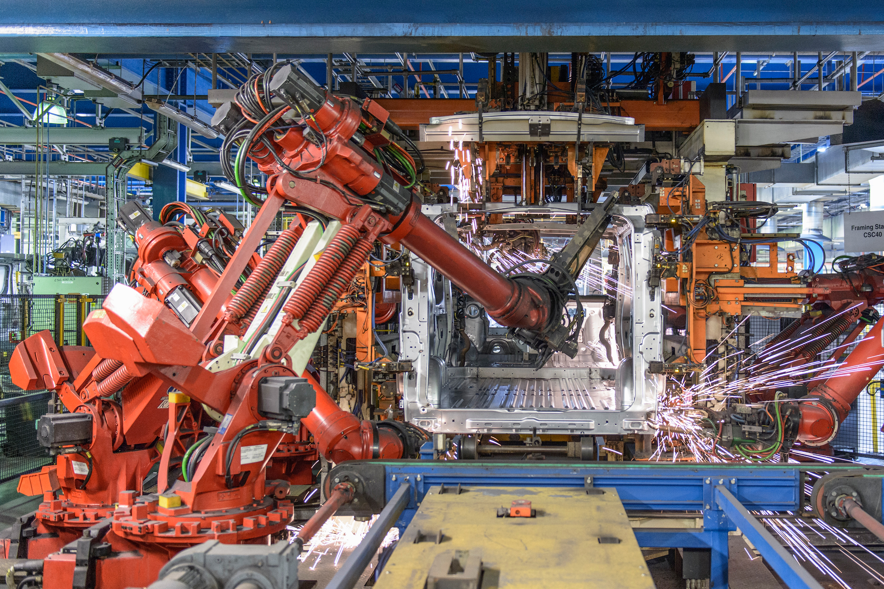 Schweißroboter in einer Autofabrik